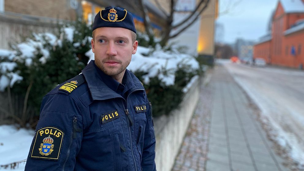 Polis i uniform i centrala Västerås