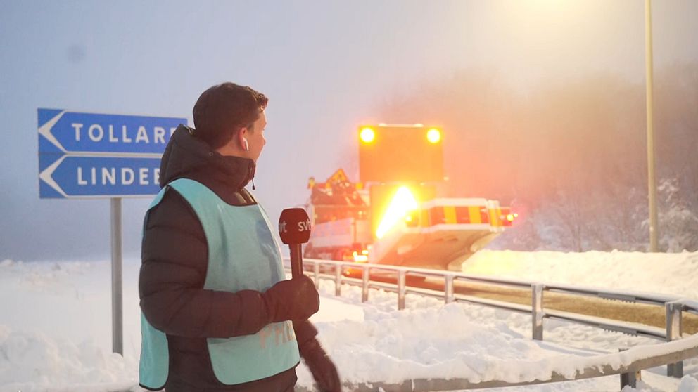 Reporter Oskar Jönsson vid återöppningen av väg E22