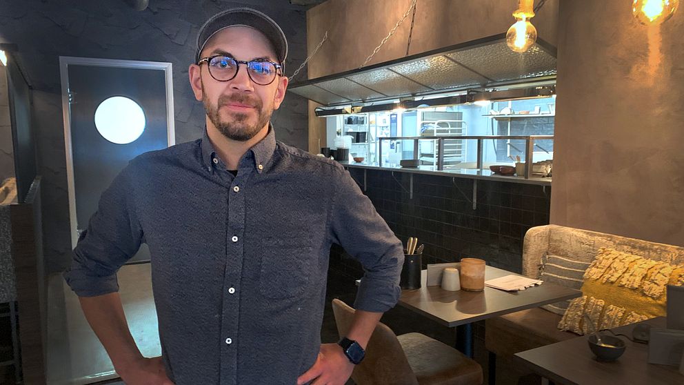 Restaurangägaren Jacob Dakkour står vid köket i en av sina restauranger.