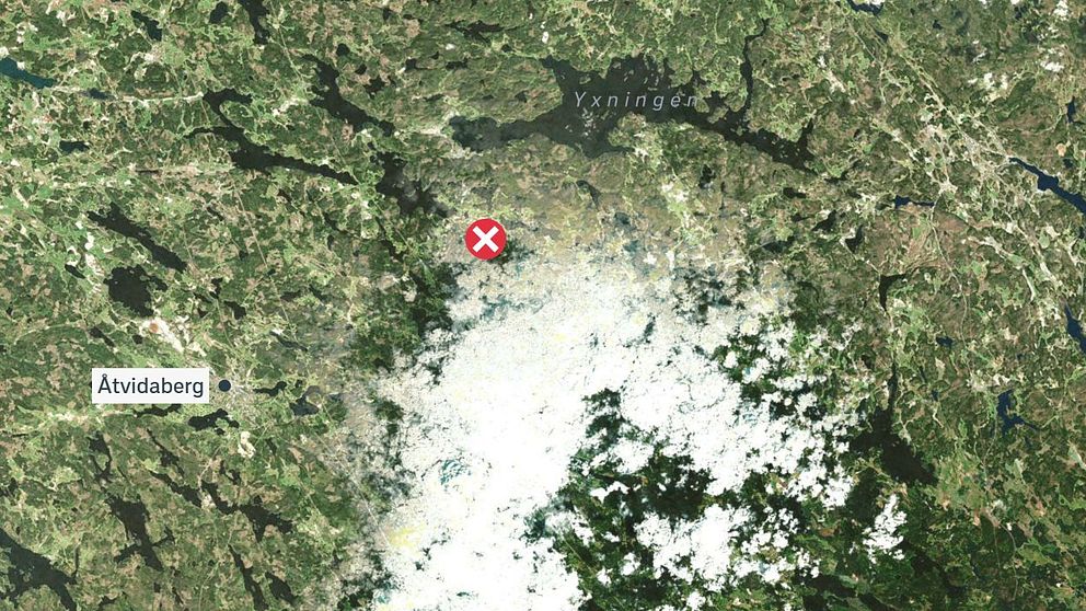 Karta över området kring Åvisaberg med en röd markering som visar specifik plats i en skogig och kuperad terräng.