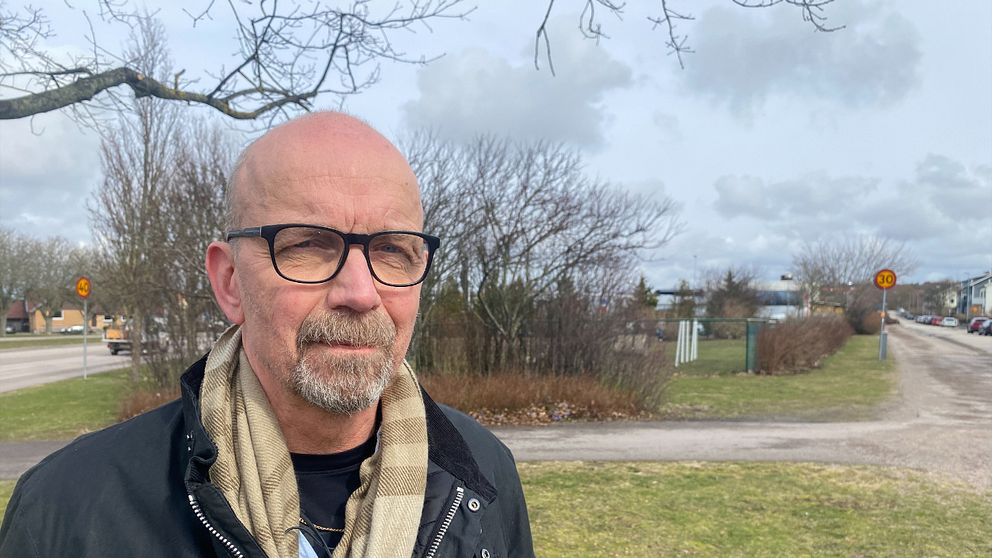 Krister Adolfsson lokalpolisområdeschef i Kungsbacka står framför en väg