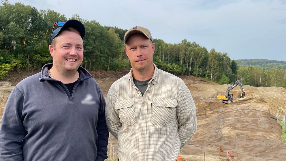 Bröderna Erik och Håkan Sibbesson på gården i Sibbarpsdalen utanför Näsum i Bromölla kommun