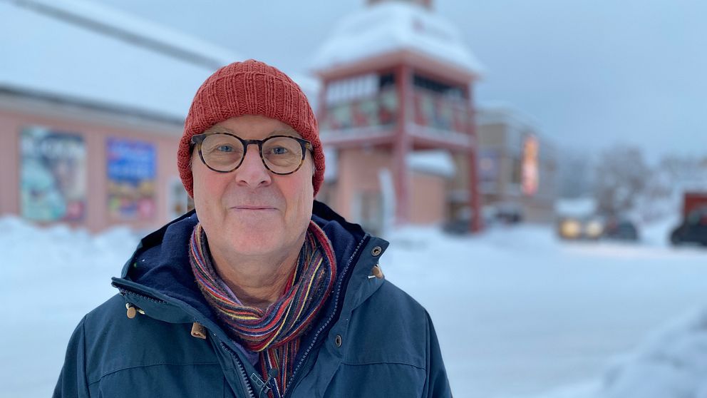 Man med roströd stickad mössa glasögon och blå jacka står utanför Jamtli i Östersund