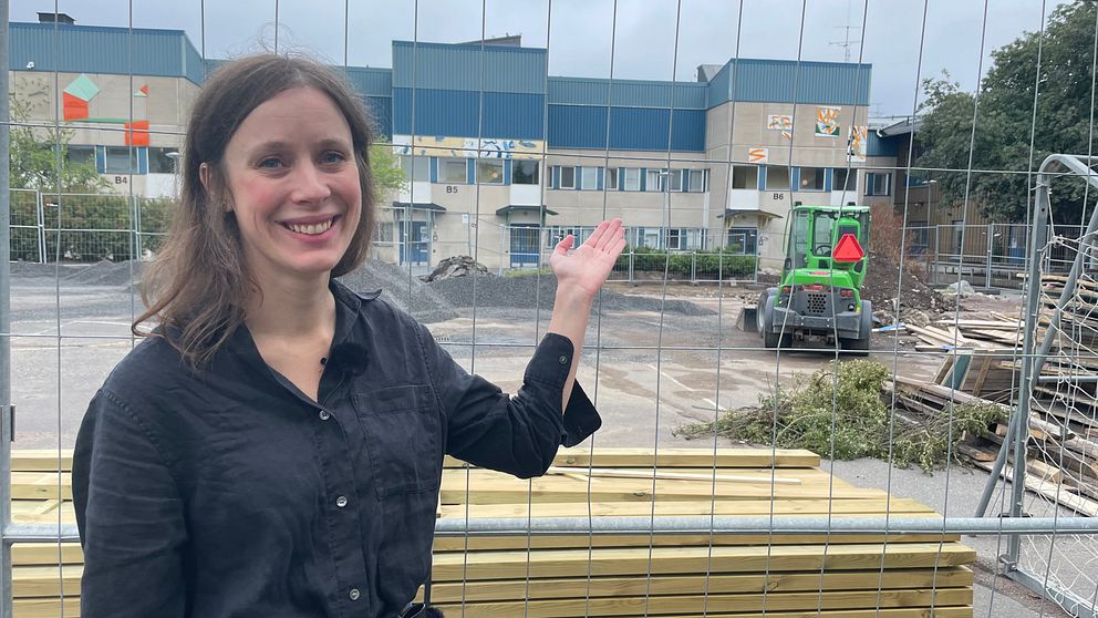Malin Jönsson, projektledare för grönare skolgårdar, vid avspärrningen till den uppgrävda utemijön vid Hjulstaskolan.d