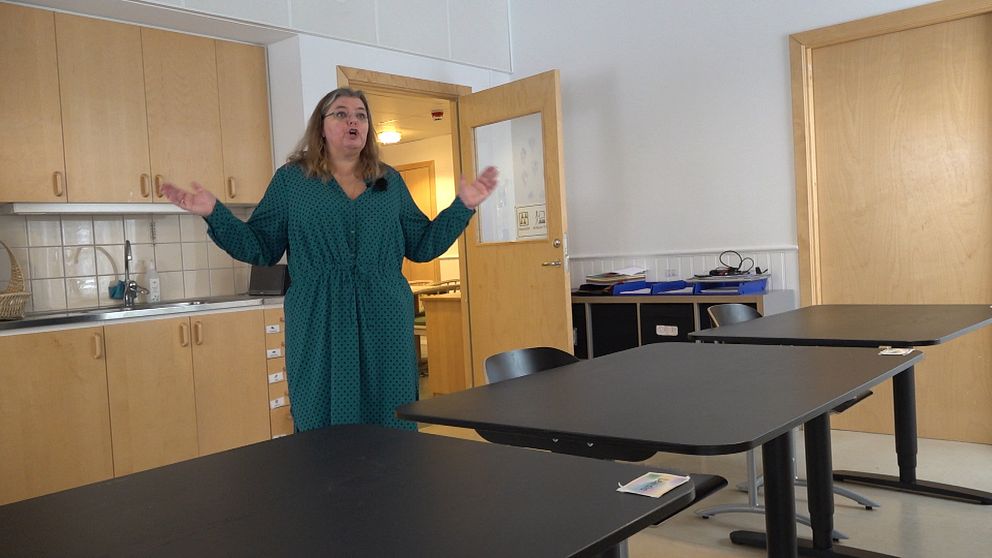 Ann-Christine Sundqvist Gunnar lärare på resursskolan i Ånge visar hur ett ganska avskalat klassrum ser ut