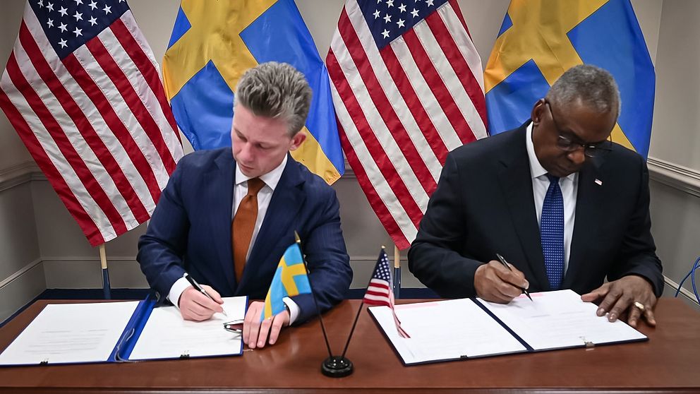 Sveriges och USA:s försvarsministrar skriver under det nya avtalet.