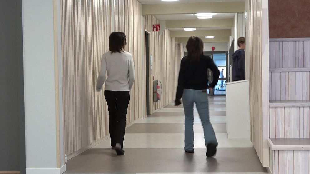 Elever i korridor på Lugnviksskolan. Arkivbild