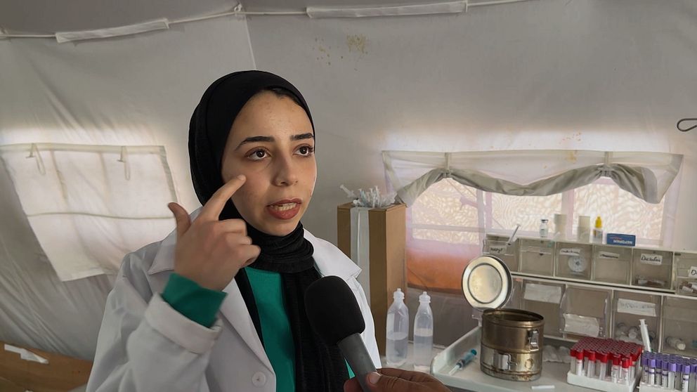 Läkaren Sofia Al Jamal pekar på sitt öga.
