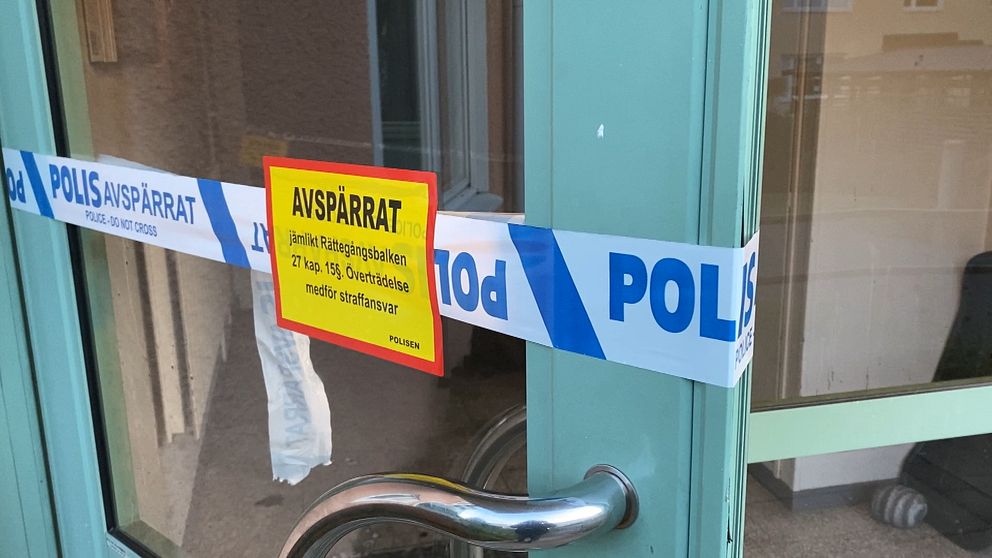 Polisens avspärrning efter en brand i ett trapphus i Västerås