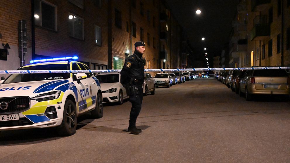 Polisman på gata i centrala Norrköping efter skottlossning
