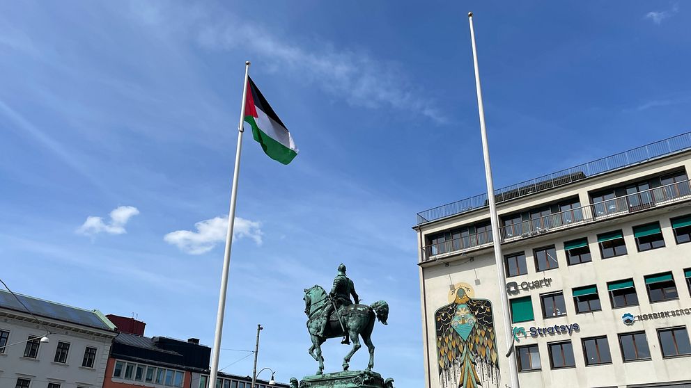 En palestinsk flagga hänger i en flaggstång på Kungsportsplatsen i centrala Göteborg.