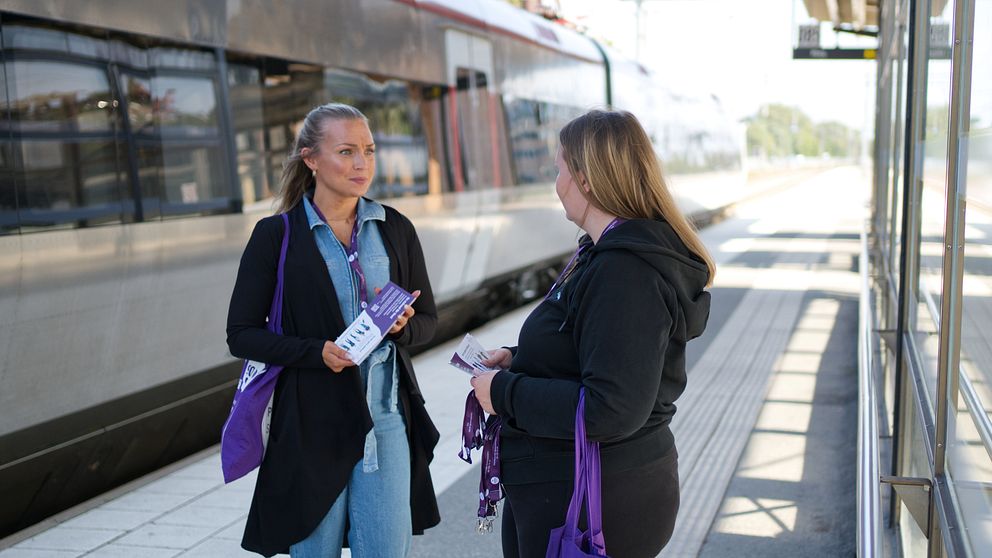 Region Örebro län informerar länsbor om psykisk ohälsa via bussar och tåg under onsdagen.