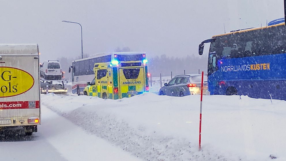 Ambulans på plats vid olyckan på E4 utanför Luleå.