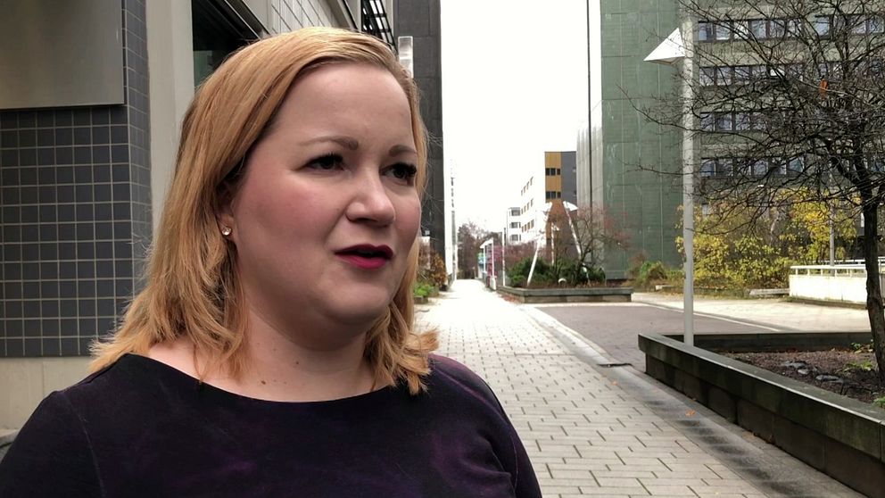 Kuvassa Suomen opettajien ammattijärjestön OAJ:n juristi Ira Hietanen-Tanskanen, jota haastatellaan SVT Uutisiin Helsingin Pasilassa. På bilden intervjuas Finlands lärarförbund OAJ:s jurist Ira Hietanen-Tanskanen av SVT Uutiset i Böle, Helsingfors.