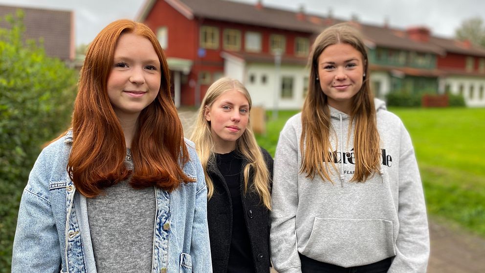 Eleverna Lithea, Julia och Joline står utanför sin skola.