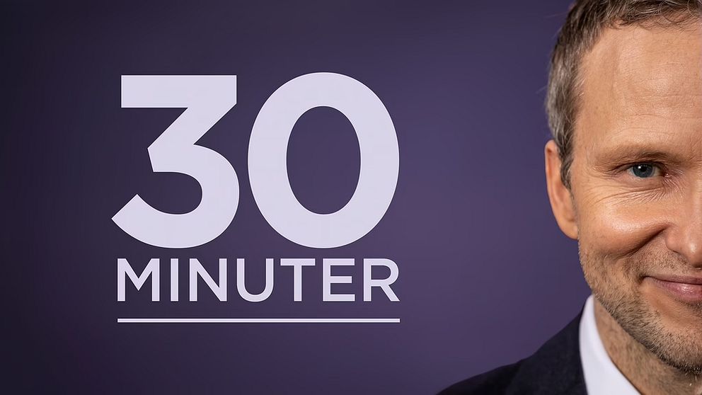 Bild med texten ”30 MINUTER” till vänster och en delvis synlig man med leende ansikte till höger, mot en lila bakgrund.