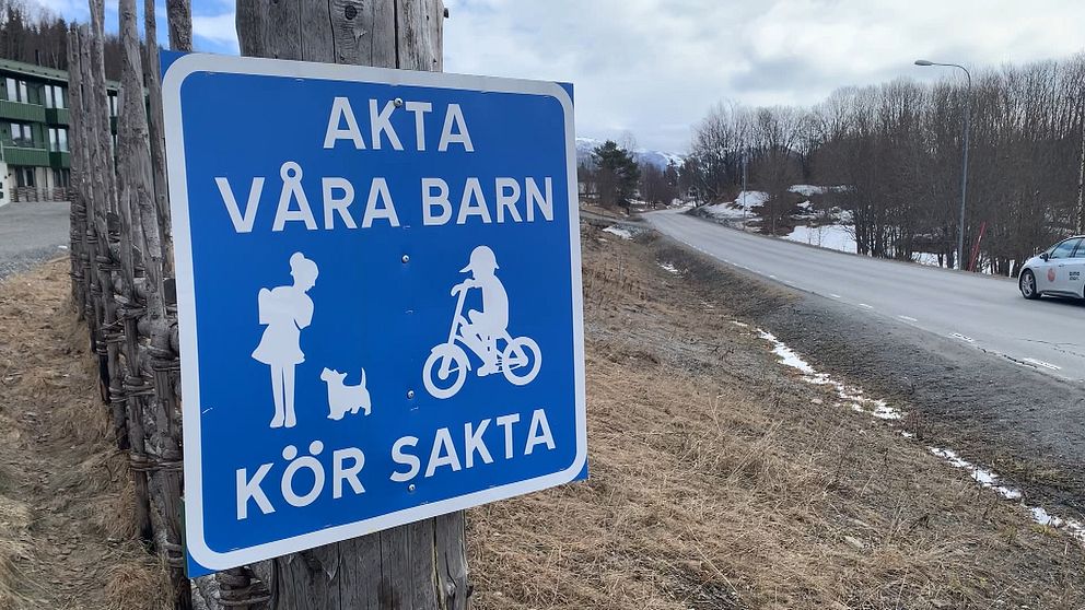 Vägskylt där det står: akta våra barn, kör sakta i Duved.