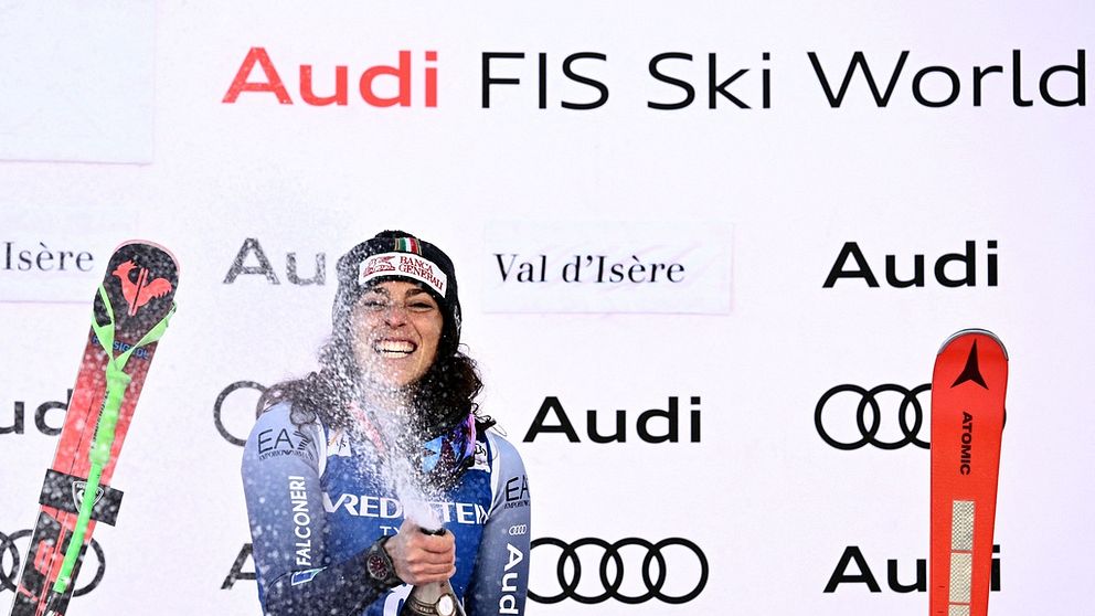 Federica Brignone vann den svåra super-G:n i Val d'Isere och är tvåa i totalen efter Mikaela Shiffrin som åkte ur.