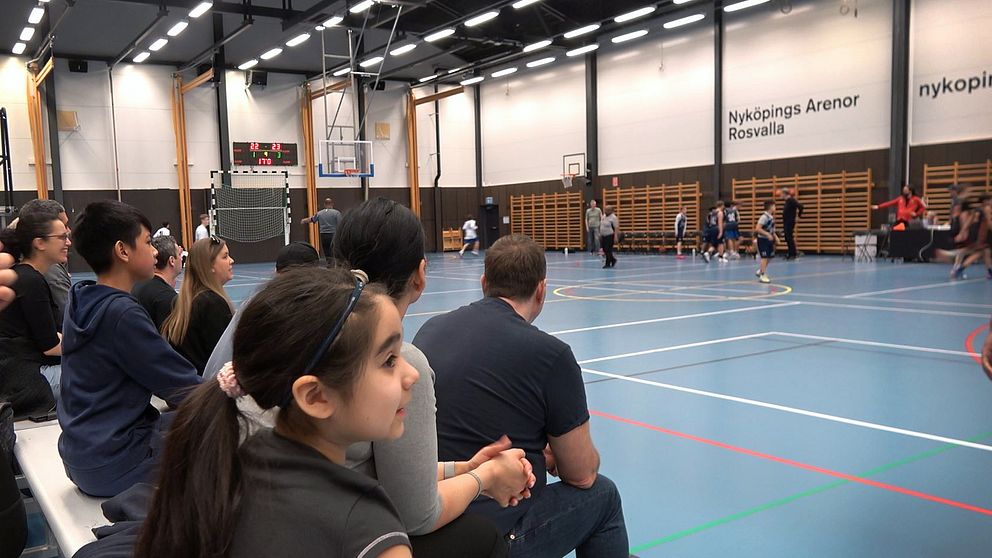 En liten flicka som tittar på en en basketmatch under Fenix cup  i Nyköping