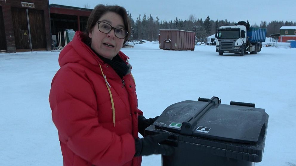 Elin Bergarp, teknisk chef i Sorsele kommun, demonstrerar den nya soptunnan.