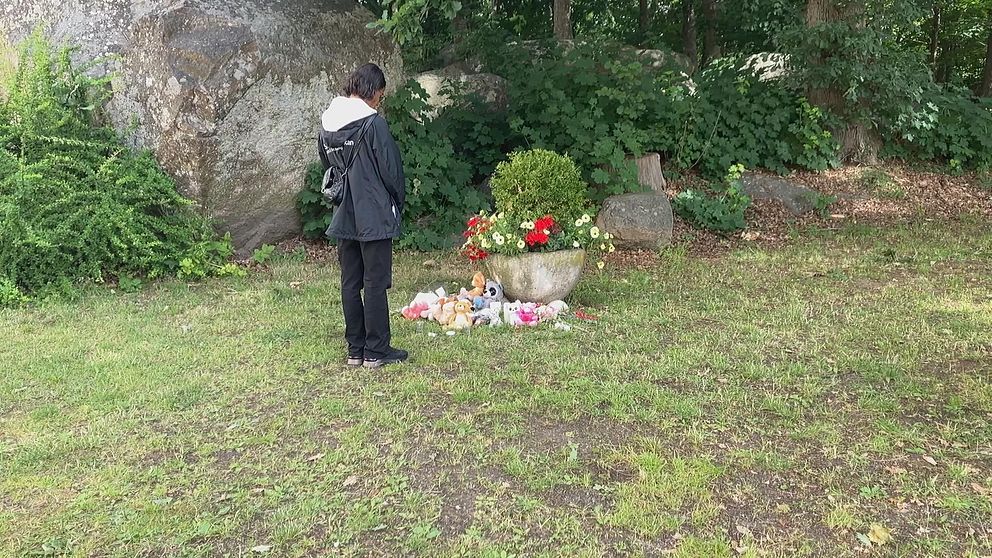 kvinna vid minnesplats