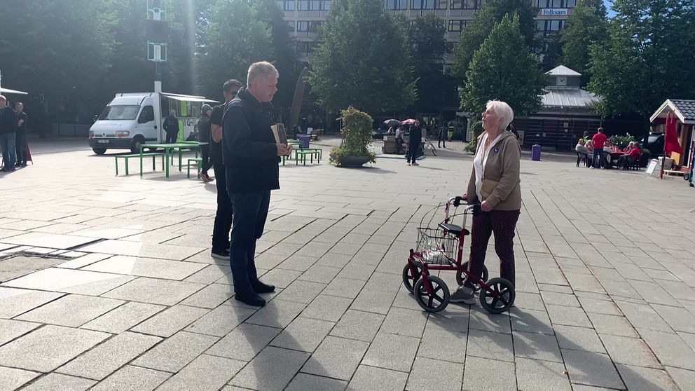 Rasmus Paludan i disskussion med en kvinna på Guldtorget i Skellefteå