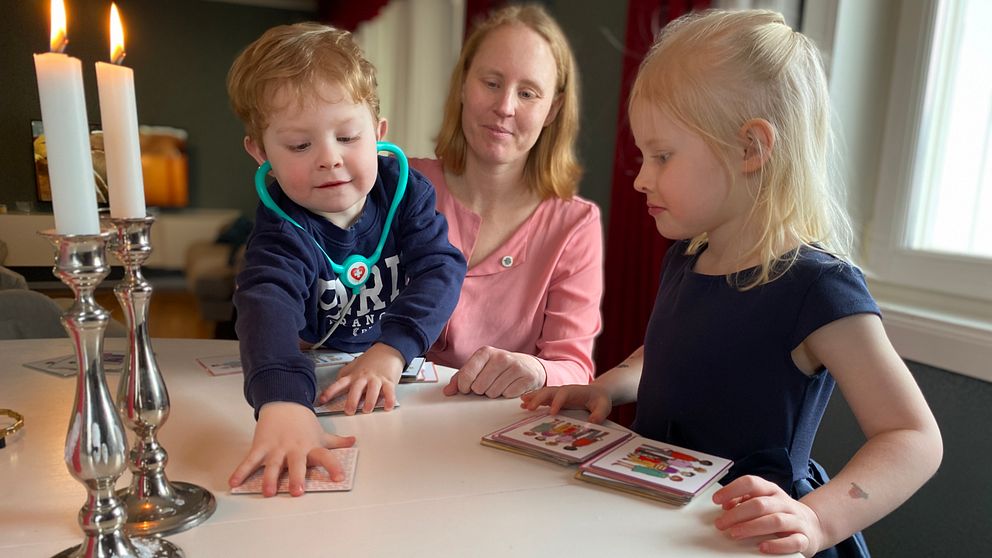 Två barn och mamma som spelar memory