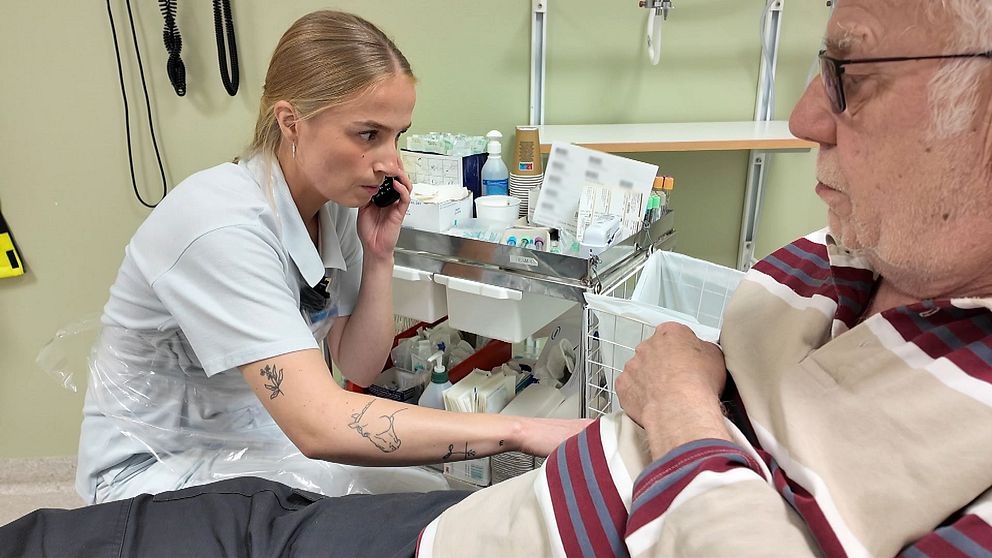 Sjuksköterskan Tilda Nordström tar prover och pratar i telefon samtidigt