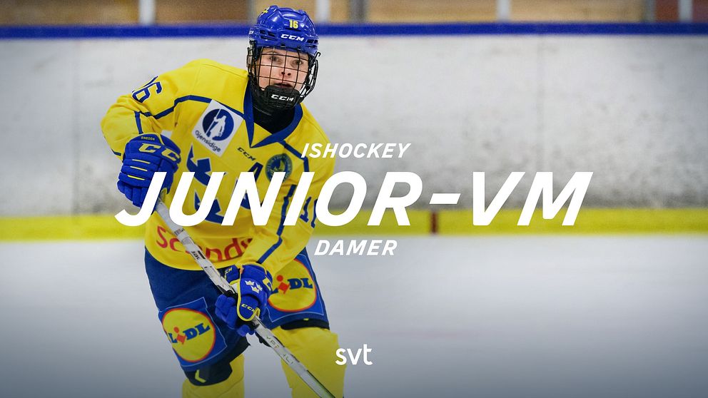 En damhockeyspelare i blått och gult dribblar pucken på isen under Junior-VM. Texten ”ISHOCKEY JUNIOR-VM DAMER” är placerad centralt i bilden.