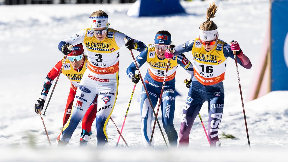 Ebba Andersson kämpar mot konkurrenterna i världscupen i Falun.