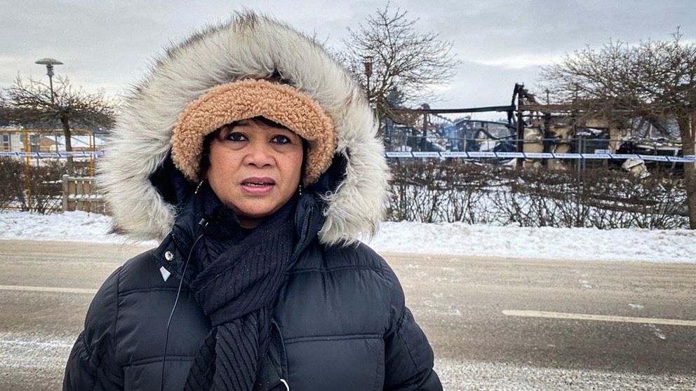 Lisa Ohlsson står framför sin nedbrunna frisörsalong i Vagnhärad.