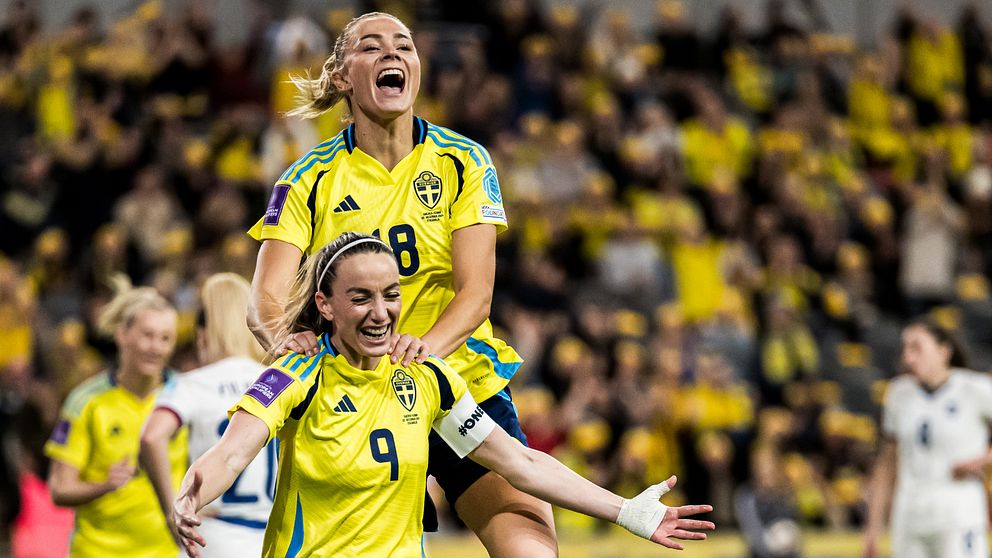 Fridolina Rolfö och Kosvare Asllani firar efter ett mål för Sverige.