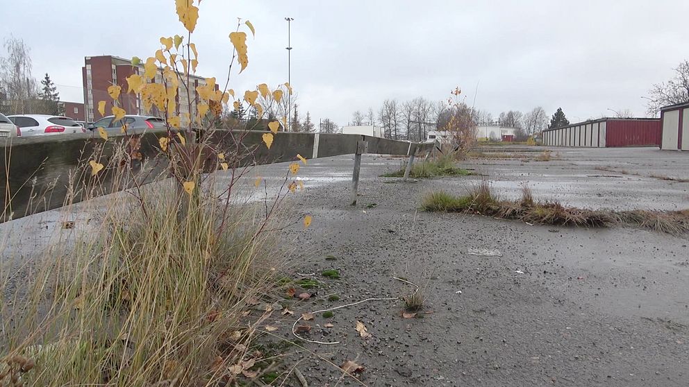 En grå parkering i området Årby i Eskilstuna