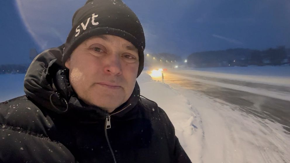 Berno Jonsson, reporter på SVT, på E4 mellan Skellefteå och Umeå.