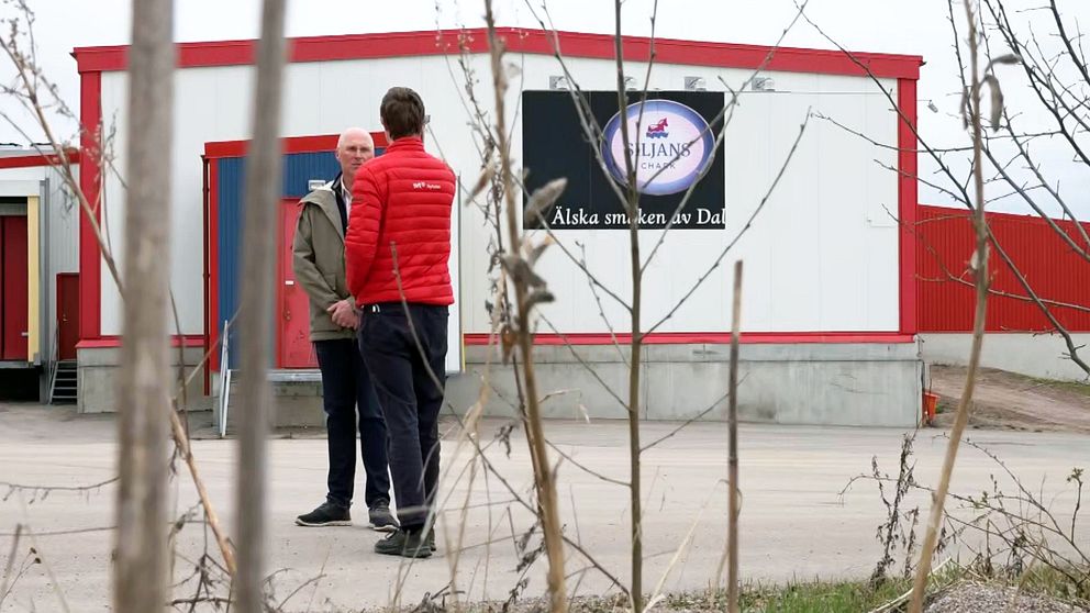 Två personer, reporter och vd på siljaschark står framför slakteriet utanför Rättvik.