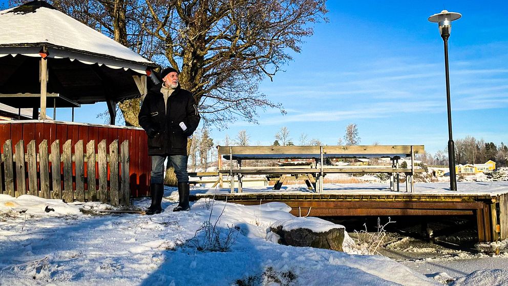 Jan Andersson står längs staketet i Gestad.