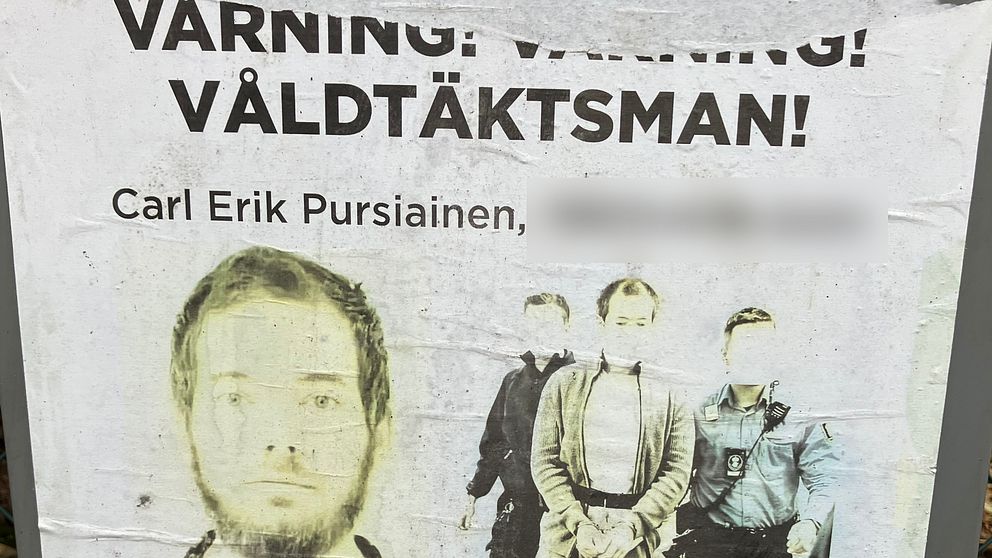 Affisch med varningsmeddelande om våldtäktsman, flera personer står i bakgrunden.
