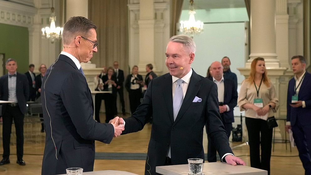 Alexander Stubb skakar hand med Pekka Haavisto