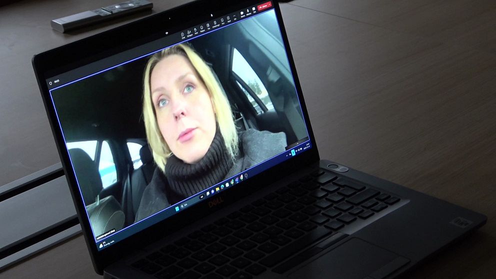 Dator som står på ett skrivbord. På skärmen syns en blond kvinna som sitter i en bil.
