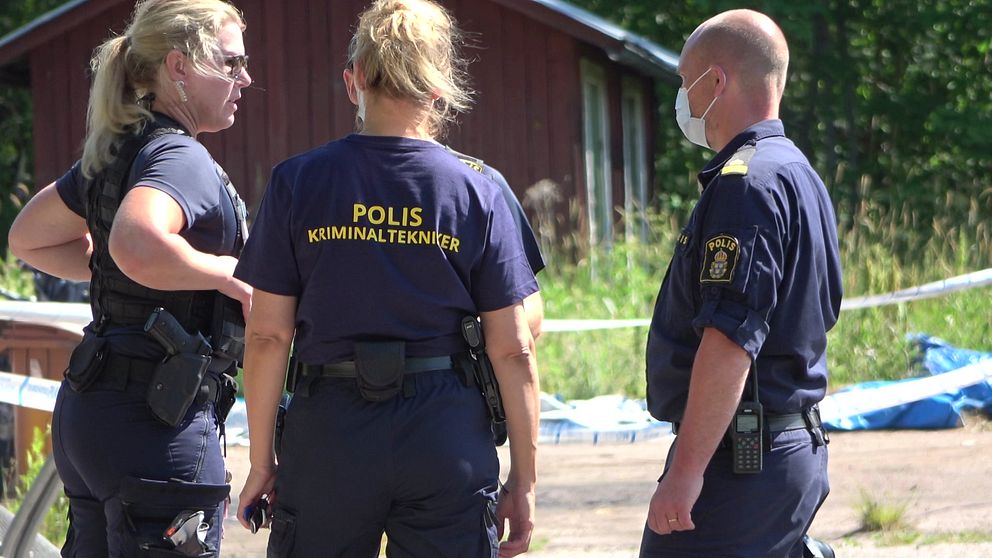 Tre polistekniker står och pratar