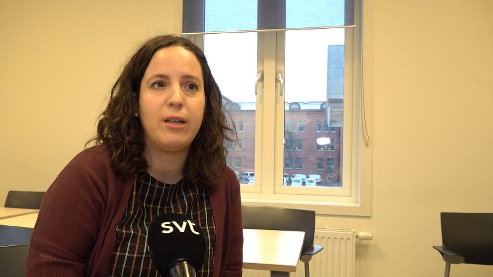 en kvinna som pratar