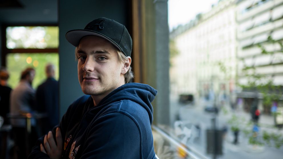 NHL-laget Anaheims svenska stjärna Leo Carlsson spelar hockey-VM för Tre Kronor.