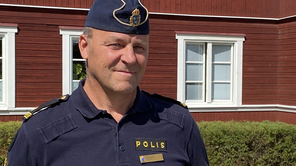 Kommunpolisen Kjell Bond under intervju i Rättvik om ordningsvaktssituationen under Classic Car Week