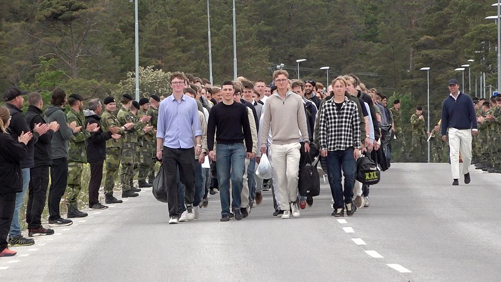 Här muckar 280 värnpliktiga på Gotland | SVT Nyheter