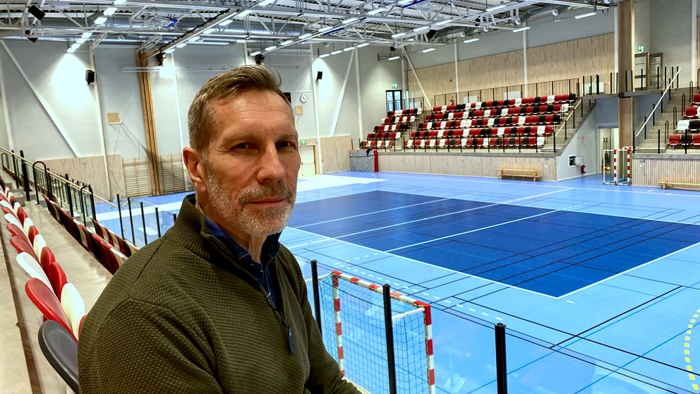 Svante Modén, teknisk chef på Habo kommun, en medelålderman med kort hår och grått skägg sitter på en stol i Habos nya sporthall