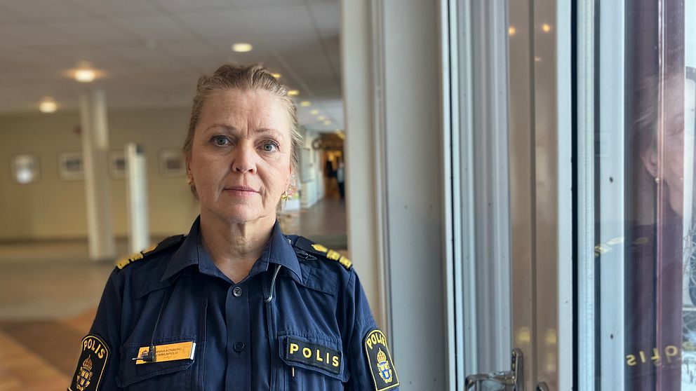 Maria Könberg, polis i Östersund står nära fönstret i en korridor.