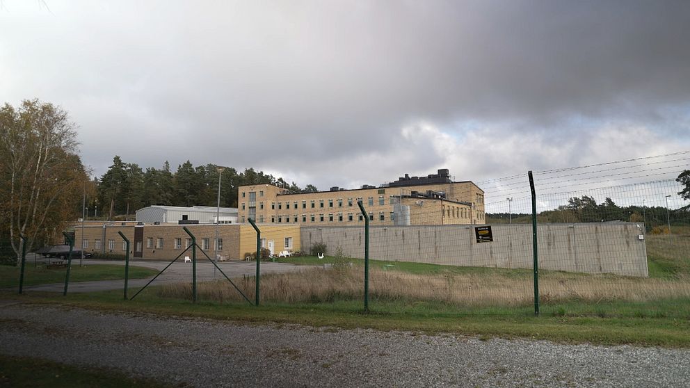 en sis-hem som ser lite ut som ett fängelse med staket med taggtråd runtomkring