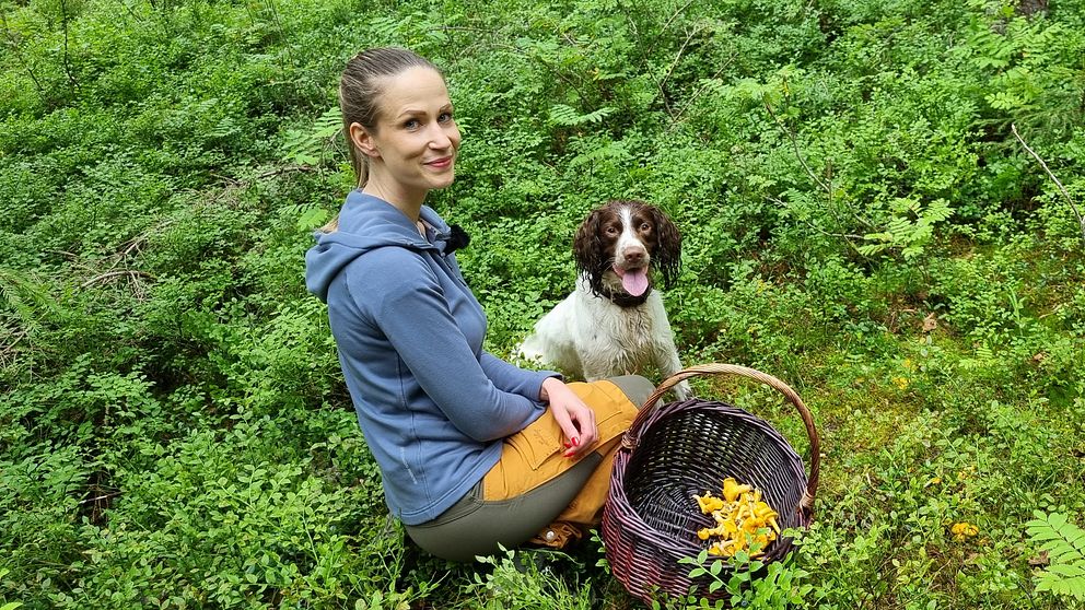 Emelie Holmström och honden Malte i svampskogen