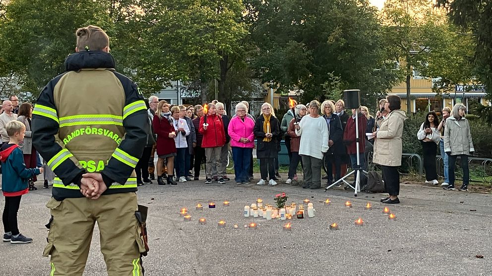 Ljusmanifestation i Storvreta och Fullerö för att hedra 24-åriga Soha Saad som dog i sprängdådet natten till torsdag.