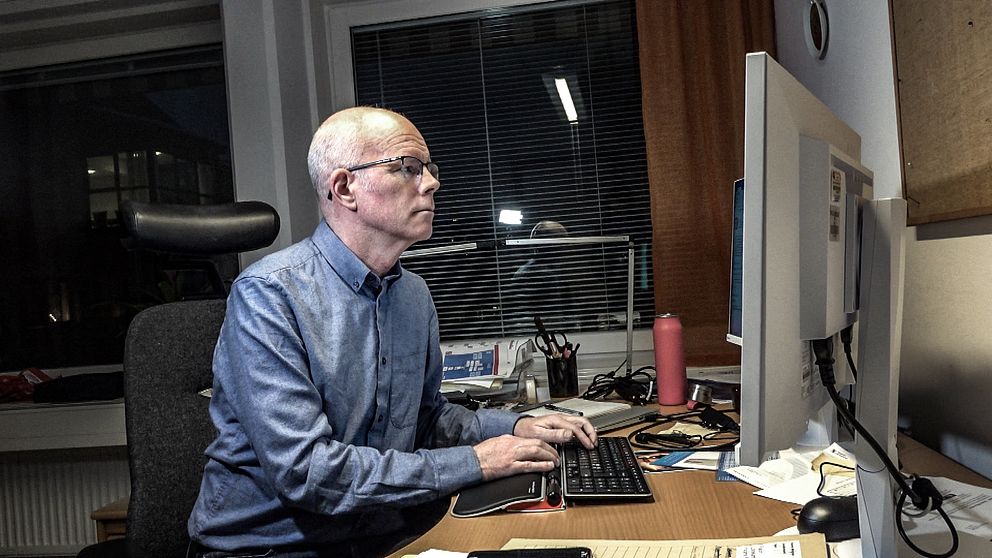 Region Dalarnas vårdvalschef, Margnus Thureson förklarar varför barn- och ungdomspsykiatrin i Dalarna när han sitter framför sin dator vid sitt kontor i Falun.